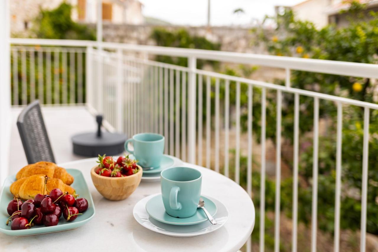 Jesliving Hvar - 2 Bedroom Elegant Apartment With Sea View In Historic Center Of Hvar Town Exteriör bild