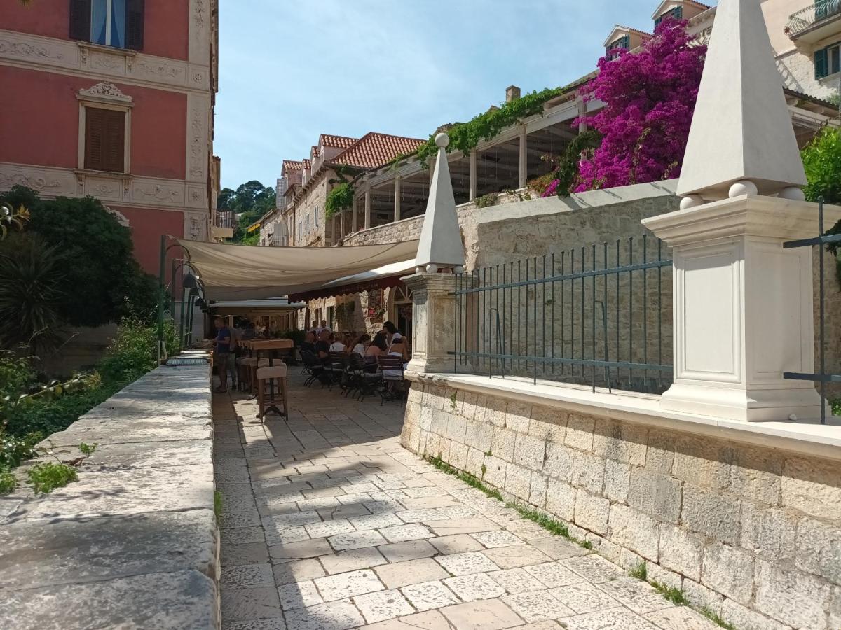 Jesliving Hvar - 2 Bedroom Elegant Apartment With Sea View In Historic Center Of Hvar Town Exteriör bild