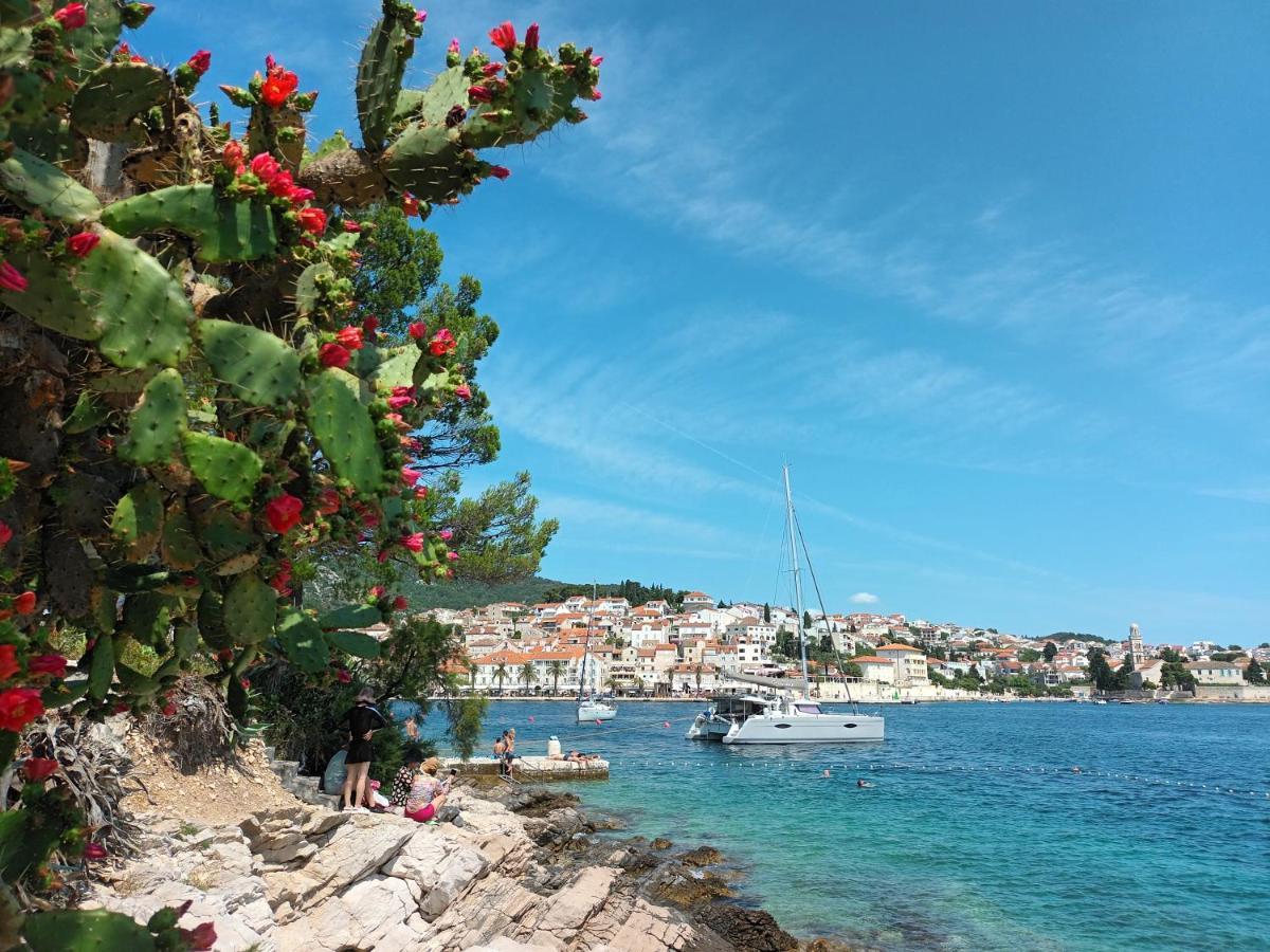 Jesliving Hvar - 2 Bedroom Elegant Apartment With Sea View In Historic Center Of Hvar Town Exteriör bild