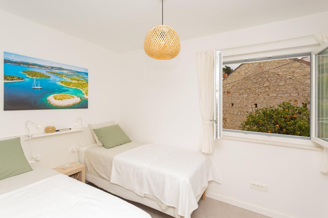 Jesliving Hvar - 2 Bedroom Elegant Apartment With Sea View In Historic Center Of Hvar Town Exteriör bild